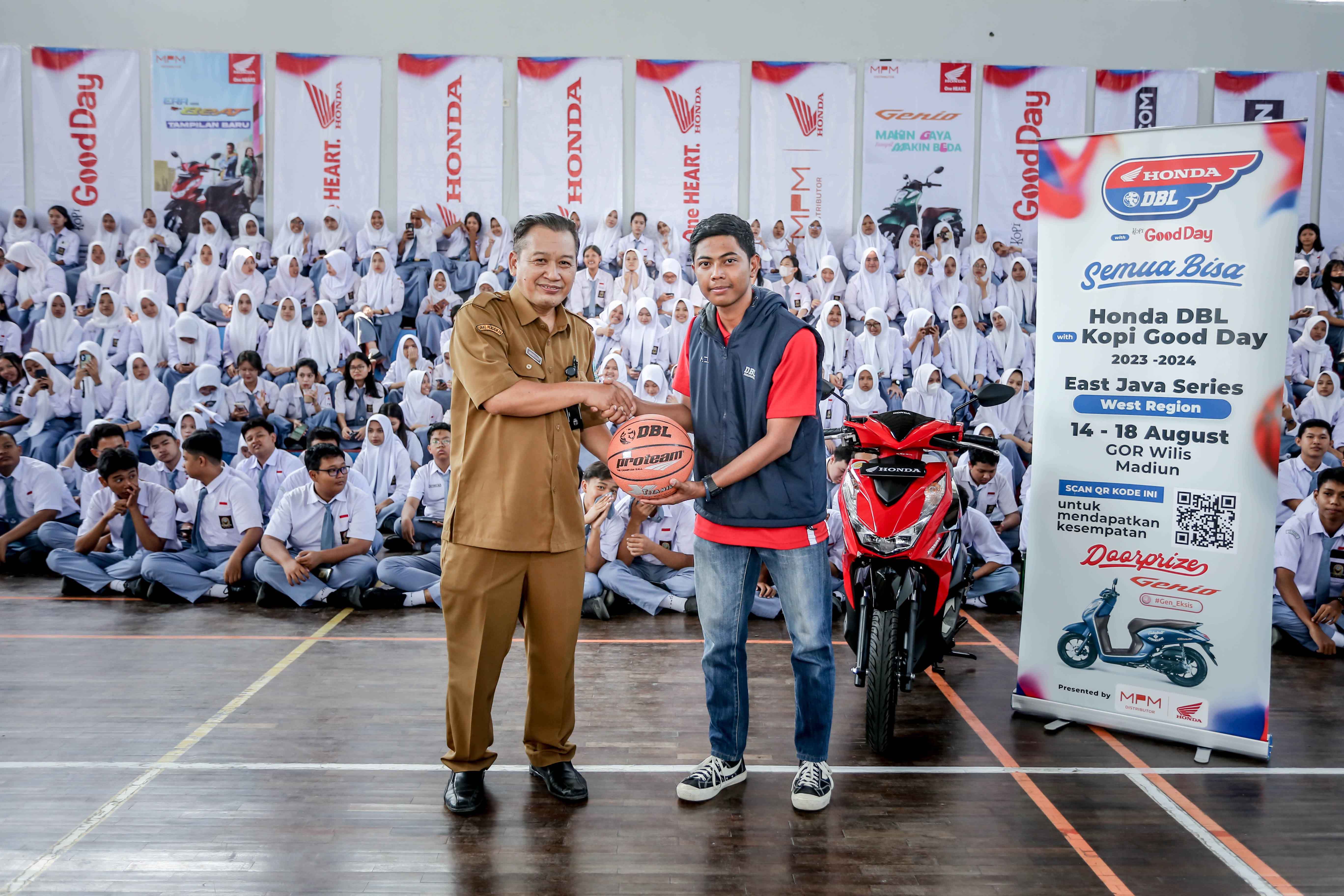 SPEKTAKULER: Final roadshow Honda DBL with Kopi Good Day East Java Series-West Region di GOR Werkudoro Smasa Madiun berlangsung meriah. (DBL)