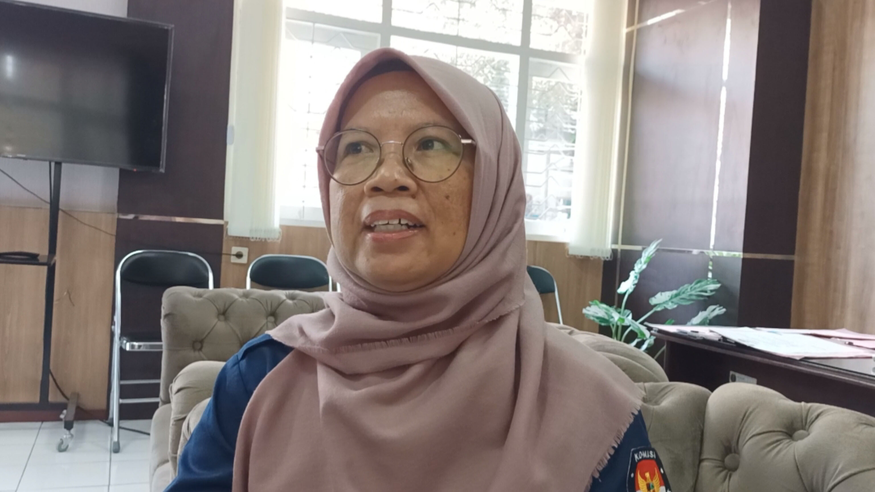 Komisioner Divisi Perencanaan, Data dan Informasi KPU Kota Madiun Izza Kustiarti (BAGAS BIMANTARA/RADAR MADIUN)