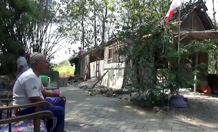 PERBAIKAN SWADAYA: Salah satu rumah tidak layak huni di Desa Tambakromo, Geneng, yang diperbaiki warga setempat. (ASEP SYAEFUL BACHRI/JAWA POS RADAR NGAWI)