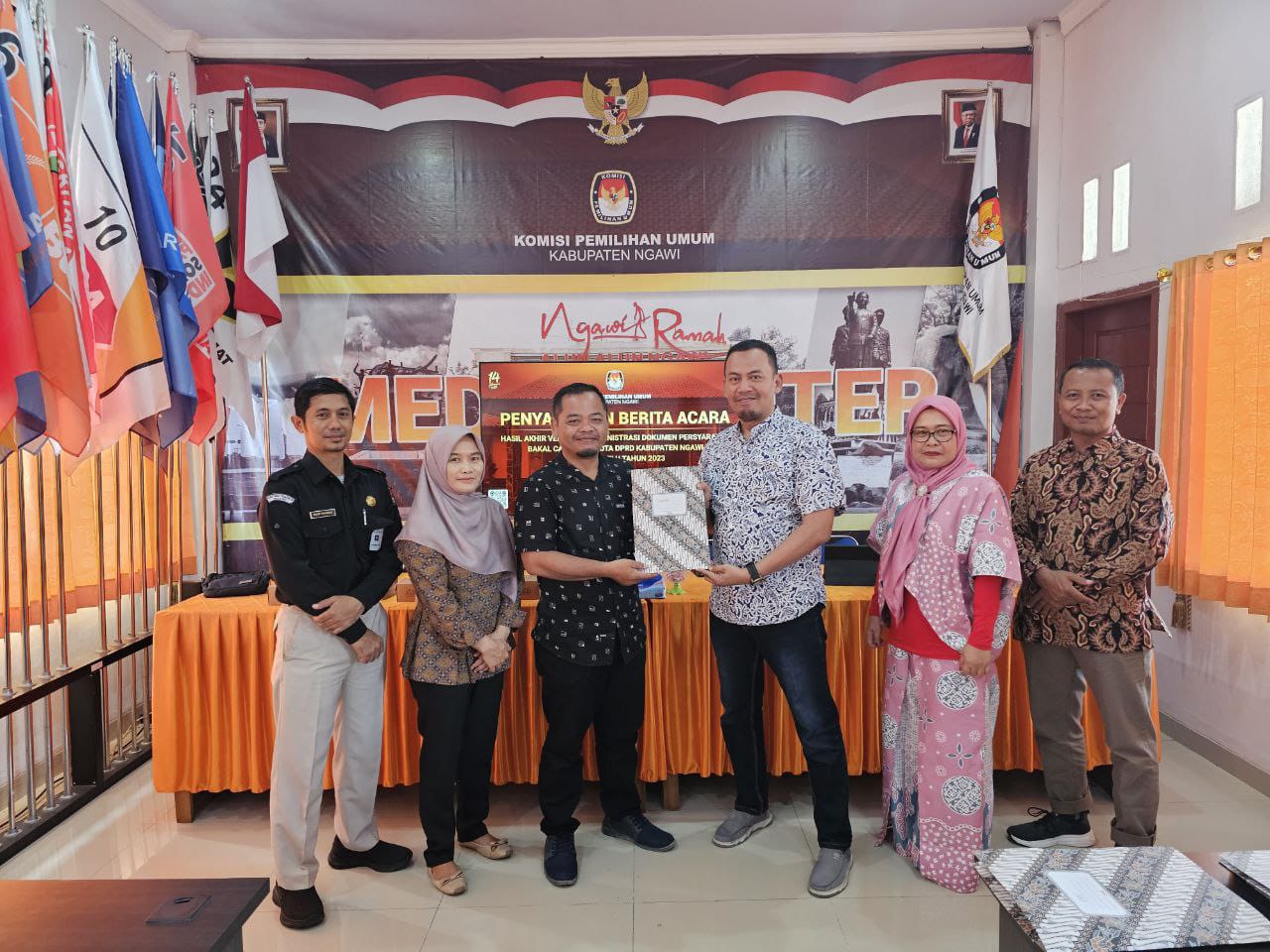 TAHAPAN PEMILU: KPU Ngawi menyerahkan berita acara hasil verifikasi bacaleg ke salah satu partai politik peserta Pemilu 2024. (KPU UNTUK JAWA POS RADAR NGAWI)