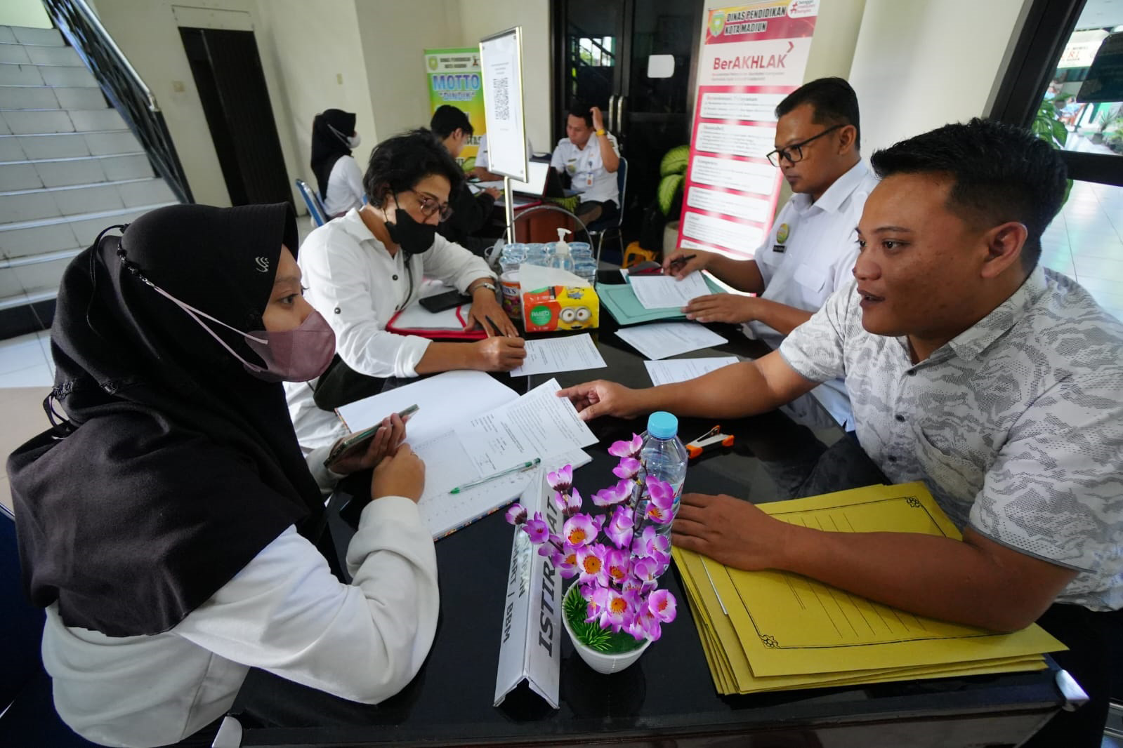 BANTUAN PENDIDIKAN: Sejumlah warga Kota Madiun berbondong mendaftar program BBM di dinas pendidika&nbsp; setempat kemarin (9/8).&nbsp;(DISKOMINFO UNTUK RADAR MADIUN)