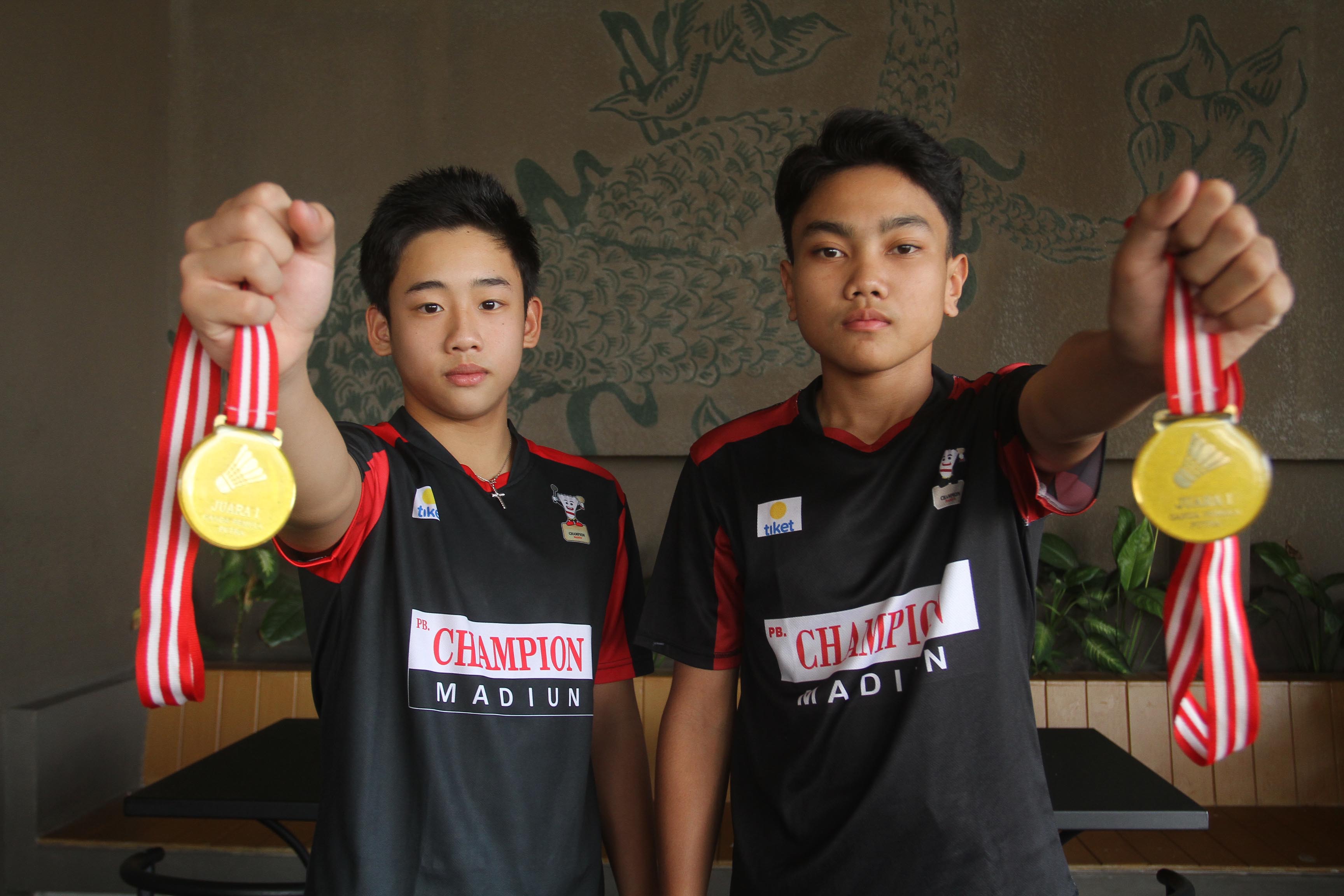 JUARA: Ganda putra pemula Aldrick Sebastian Susanto dan Rama Madsuba Praduarta.&nbsp;(BAGAS BIMANTARA/RADAR MADIUN)