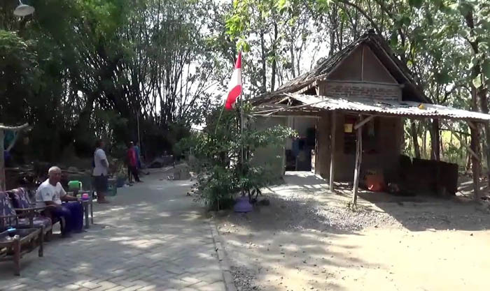 KATEGORI MISKIN: Salah satu rumah warga di Ngawi yang tidak layak dalam proses perbaikan. (ASEP SYAEFUL BACHRI/DOK. JAWA POS RADAR NGAWI)