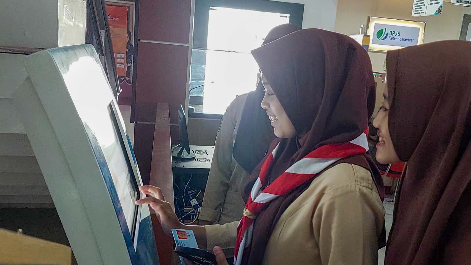 MENIPIS: Seorang pemilih pemula mengurus cetak E-KTP di Mal Pelayanan Publik Kabupaten Madiun kemarin (11/8).&nbsp;(R. BAGUS RAHADI/RADAR MADIUN)