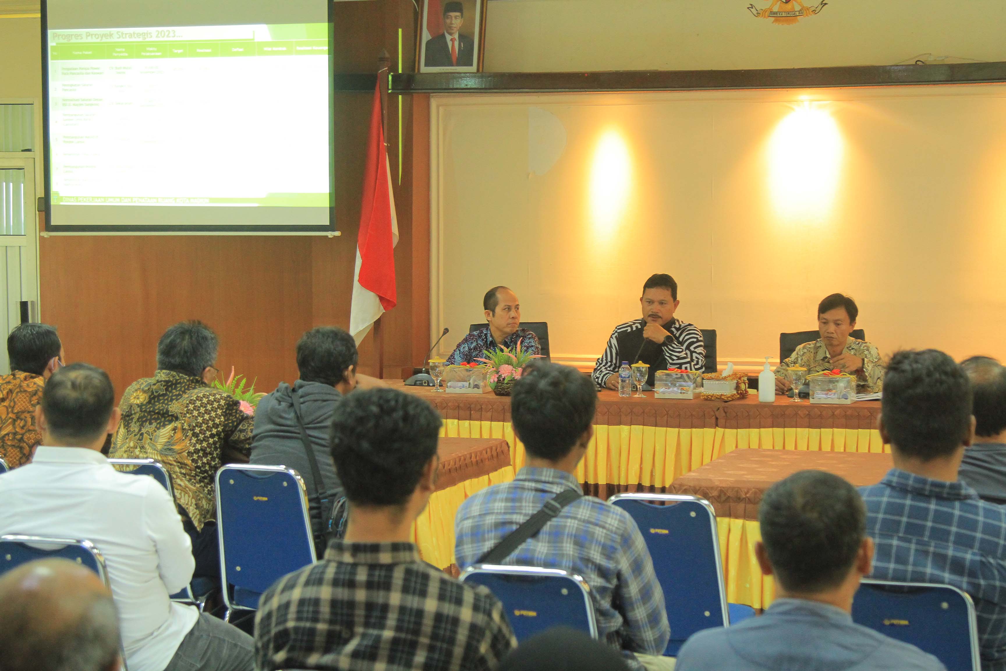 GERAM: Wali Kota Maidi saat memimpin rapat evaluasi proyek prioritas di Graha Krida Praja kemarin (11/8). (BAGAS BIMANTARA/RADAR MADIUN)