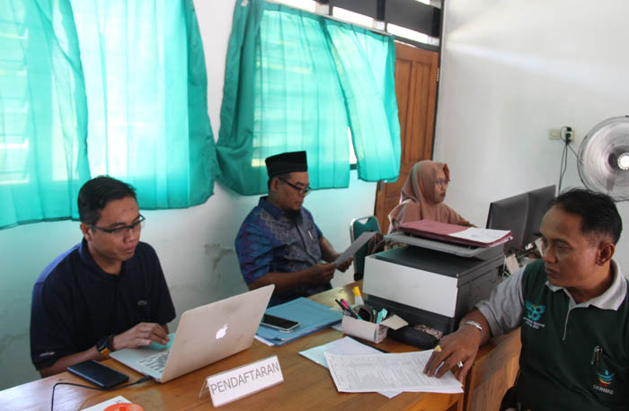 LANCAR: Suasana pendaftaran hari terakhir bakal calon kepala desa (bacakades) di Desa Beran kemarin. (ASEP SYAEFUL BACHRI/JAWA POS RADAR NGAWI)