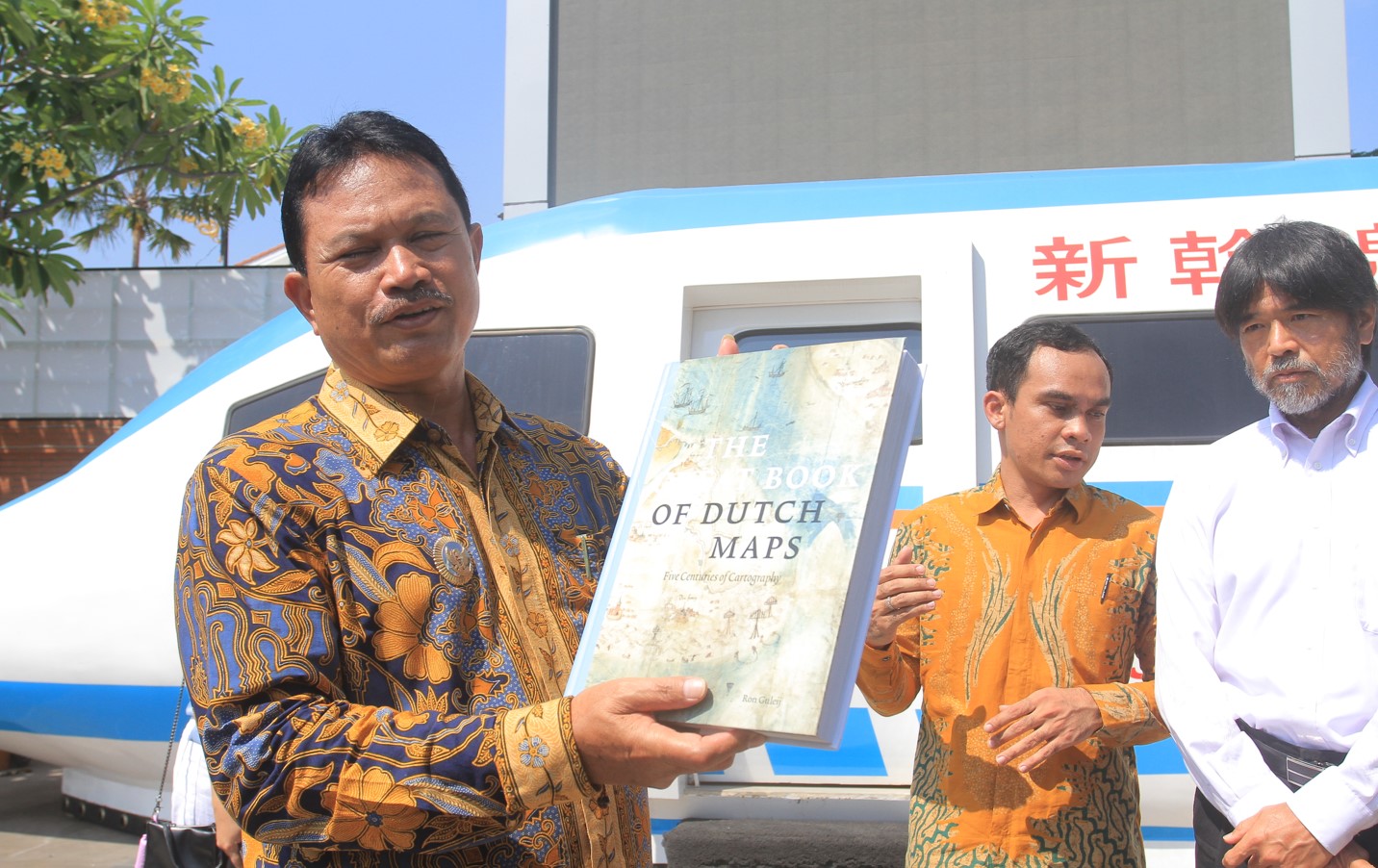 JENDELA SEJARAH: Wali Kota Maidi menunjukkan buku yang turut memuat sejarah Kota Madiun, dari perspektif peneliti di Belanda. (BAGAS BIMANTARA/RADAR MADIUN)