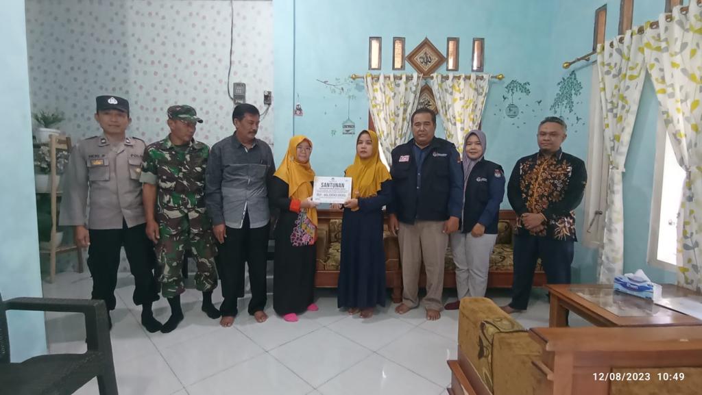 KEPEDULIAN: KPU Pacitan menyerahkan santunan kepada ahli waris anggota badan ad hoc yang meninggal dunia dalam menjalankan tugas dan yang sedang sakit kemarin (12/8). (KPU UNTUK RADAR PACITAN)