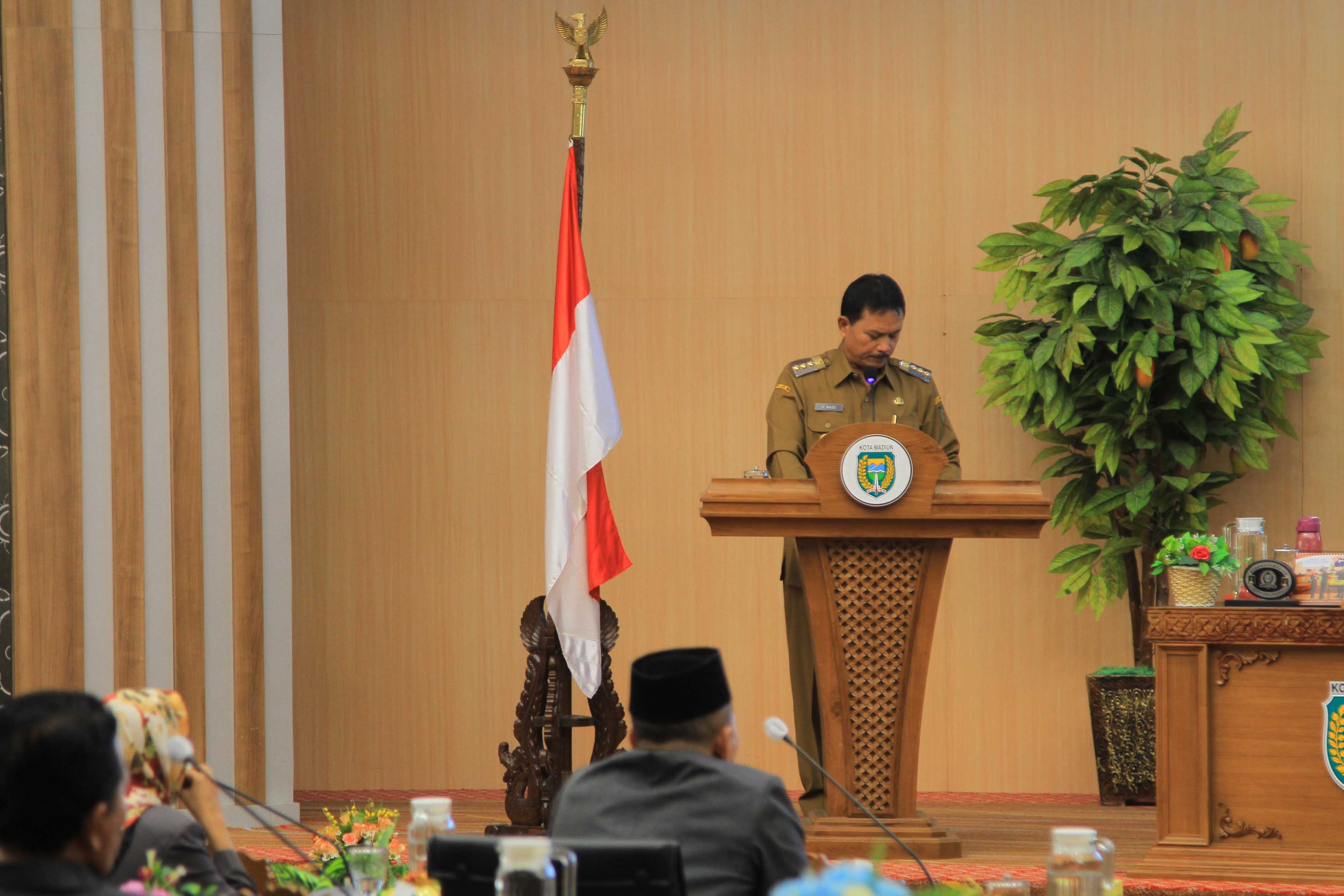 BERI TANGGAPAN: Wali Kota Maidi membacakan jawaban PU fraksi perubahan APBD 2023 yang menyangkut tentang progres pembangunan RRT di kantor DPRD kemarin (15/8).&nbsp;(BAGAS BIMANTARA/JAWA POS RADAR MADIUN)