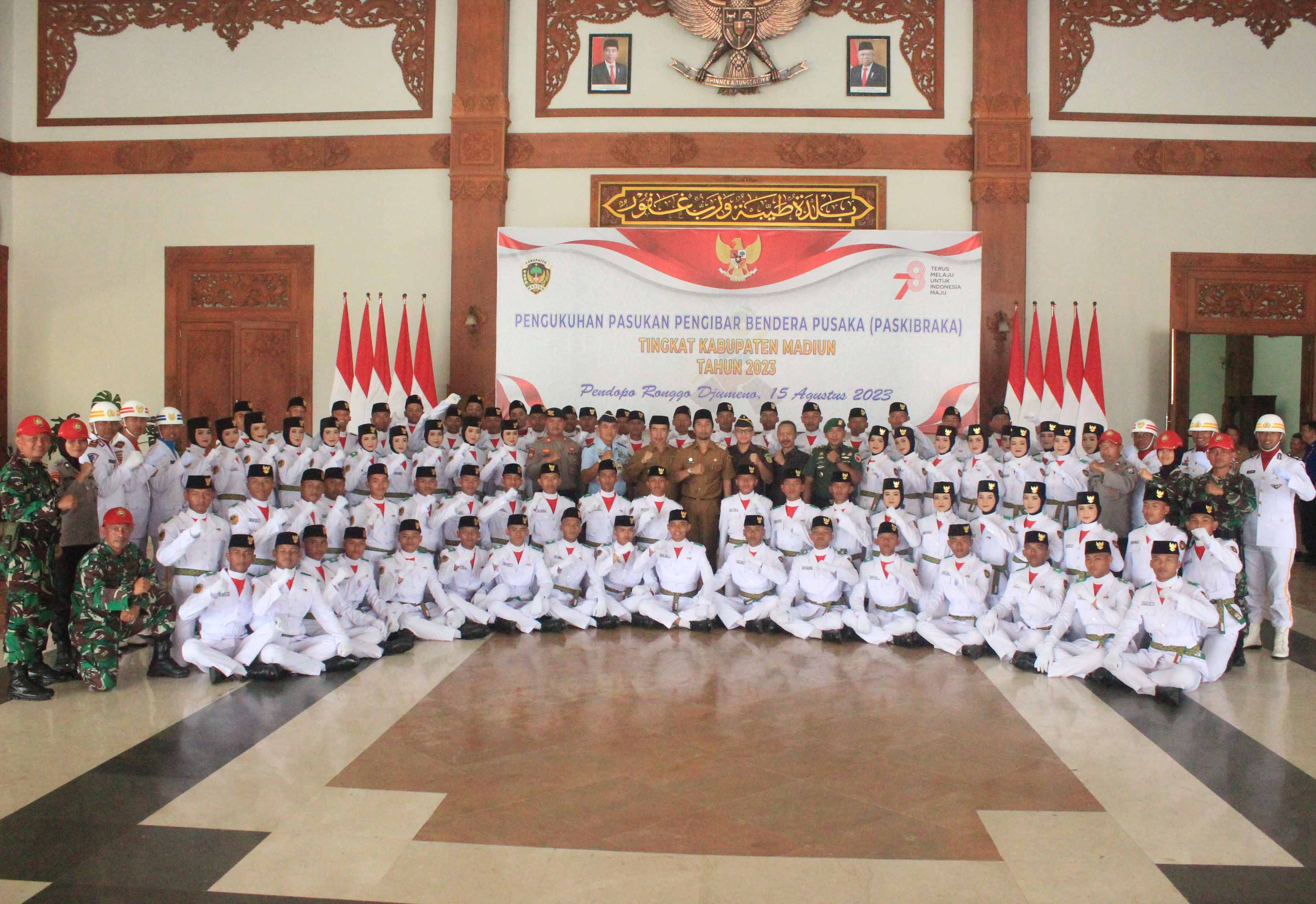 CINTA: Paskibraka Kabupaten Madiun mencium bendera Merah-Putih di sela-sela acara pengukuhan di Pendapa Ronggo Djumeno, kemarin (15/8).&nbsp;(LODITYA FERNANDEZ/RADAR CARUBAN)