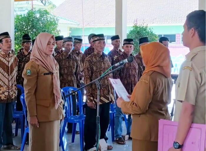 TUGAS TAMBAHAN: Prosesi pelantikan Pj Kades Soco di pendapa desa setempat kemarin. (ISTIMEWA)
