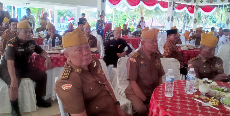 MERDEKA: Sekitar 50 veteran berkumpulkan di Pendapa Surya Graha, Magetan, kemarin.&nbsp;(APRILITA SARI/ JAWA POS RADAR MAGETAN)