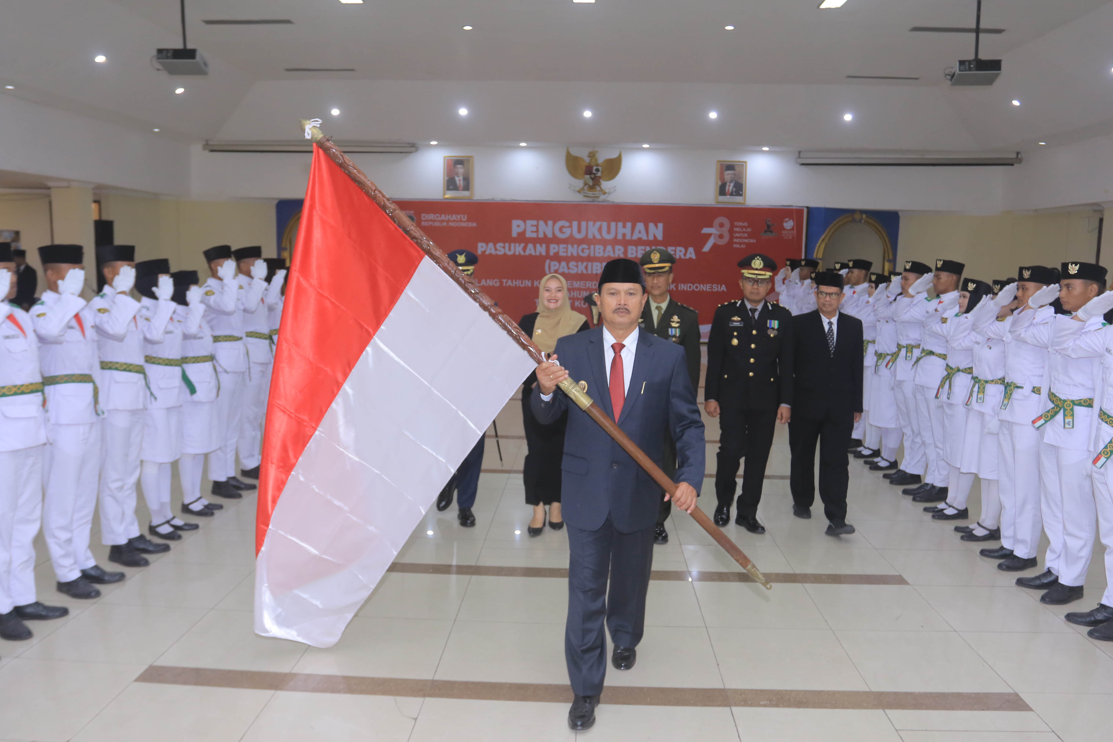 MERDEKA: Wali Kota Madiun Maidi bersama para anggota Paskibraka Kota Madiun. (BAGAS BIMANTARA/RADAR MADIUN)&nbsp;