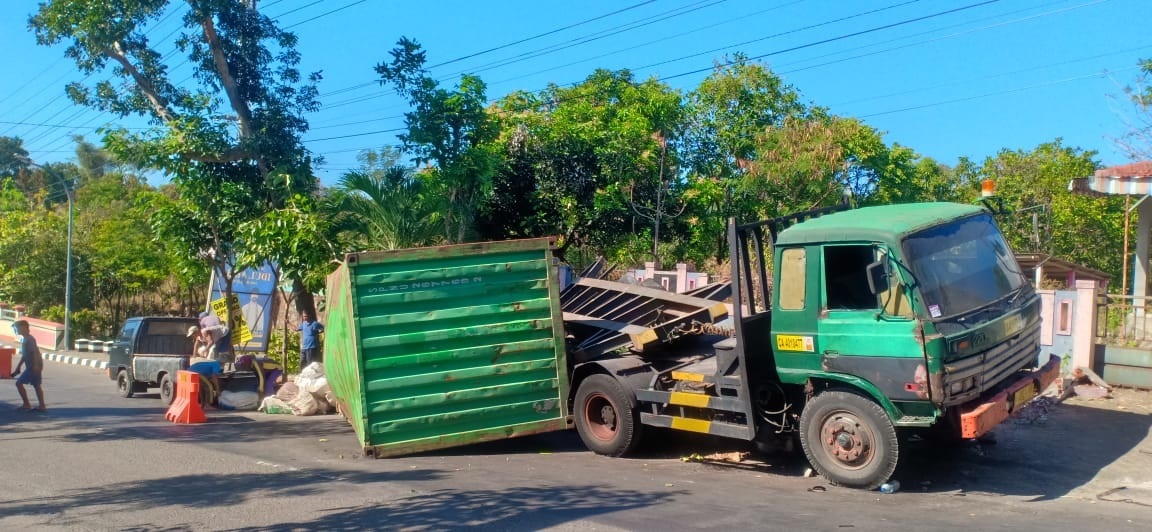 APES: Kondisi truk yang terguling di Jalan Samudera masuk Kelurahan Bulukerto, Magetan, kemarin (16/8). (APRILITA SARI/JAWA POS RADAR MAGETAN)