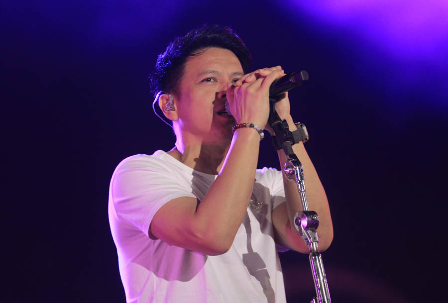 MENGHIBUR: Ariel Noah dkk membawakan 15 lagu hits dipersembahkan untuk sahabat Noah yang datang  di Alun-alun Ponorogo, kemarin (15/8) malam. (AJI PUTRA/JAWA POS RADAR PONOROGO)