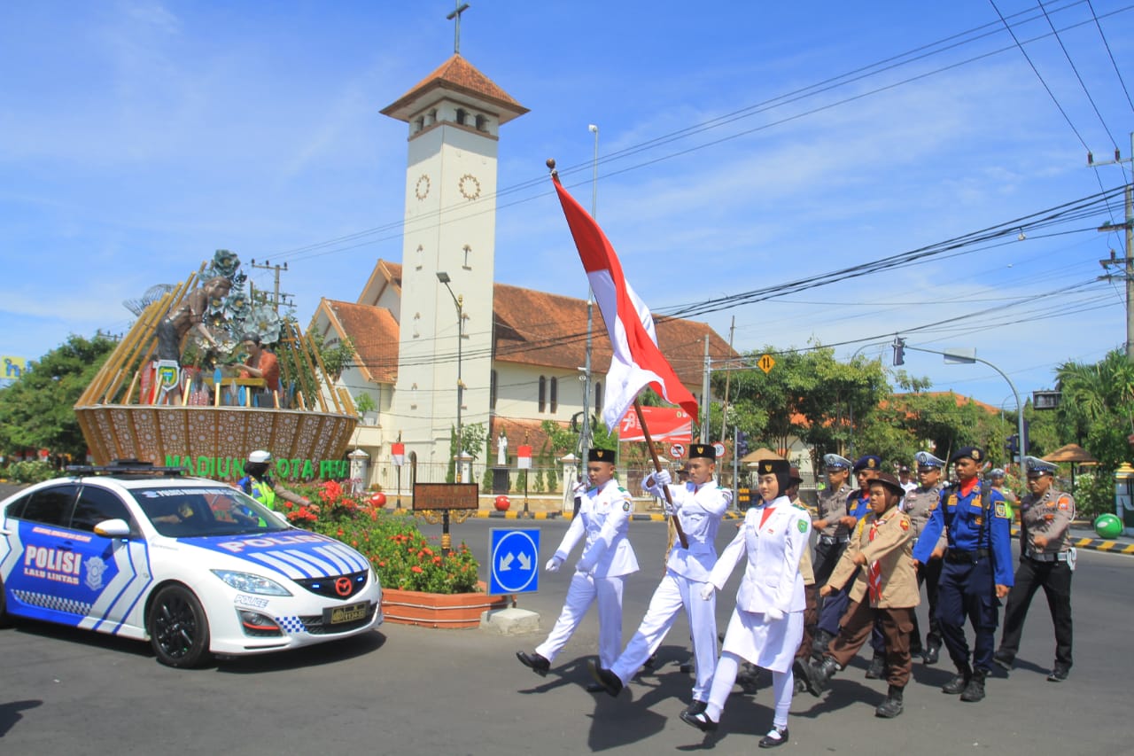 KHIDMAT: Masyarakat mengikuti detik-detik proklamasi di lima titik simpang jalan Kota Madiun. (BAGAS BIMANTARA/RADAR MADIUN)