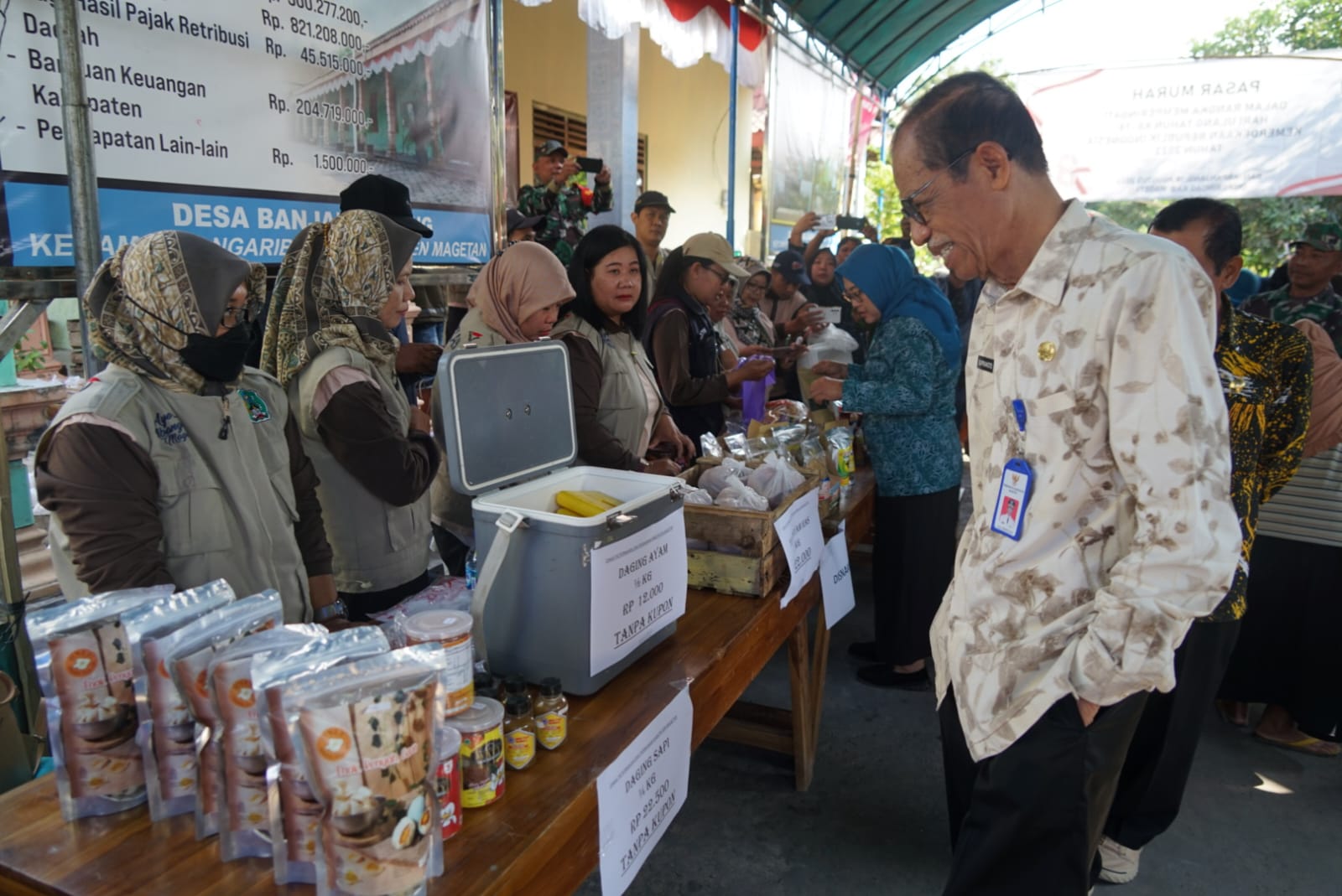 HARGA MIRING: Bupati Magetan Suprawoto saat meninjau pasar murah di Desa Banjarpanjang, Ngariboyo, kemarin.&nbsp;(APRILITA SARI/RADAR MAGETAN)