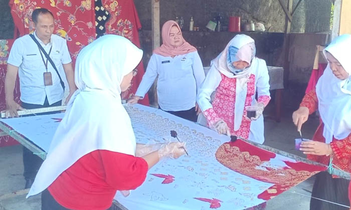 WARISAN BUDAYA: Belasan IKM batik di Magetan memperingati HUT Ke-78 RI. (APRILITA SARI/JAWA POS RADAR MAGETAN)
