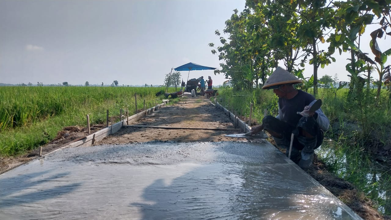 SESUAI RENCANA: Salah satu proyek pembangunan di Desa Tiron yang selesai tepat waktu. (PEMDES TIRON)