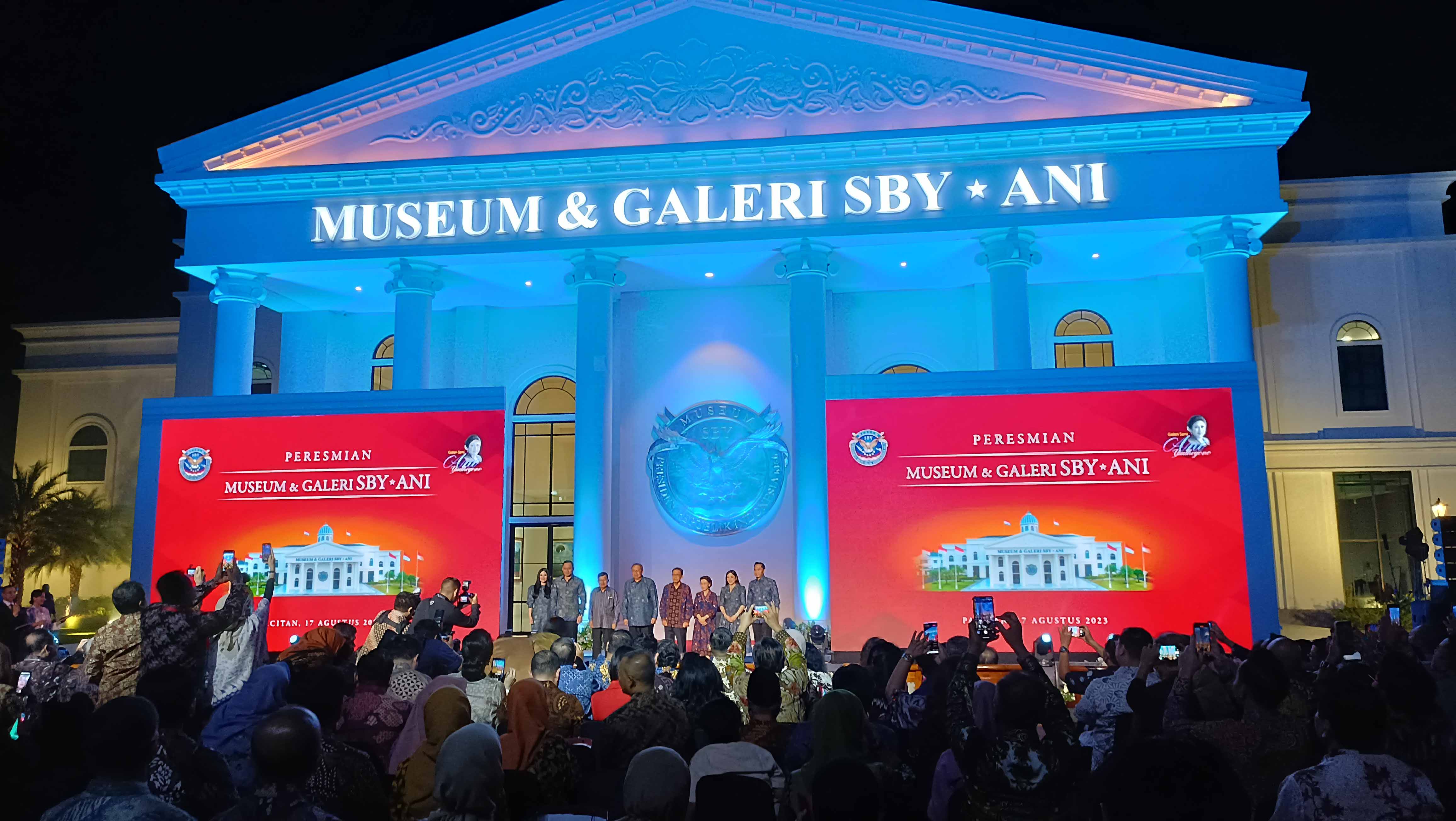 MEGAH: Peresmian Museum dan Galeri SBY*Ani di Pacitan pada Kamis (17/8) malam yang bertepatan dengan HUT ke-78 Kemerdekaan RI berlangsung meriah. (NUR CAHYONO/RADAR PACITAN)