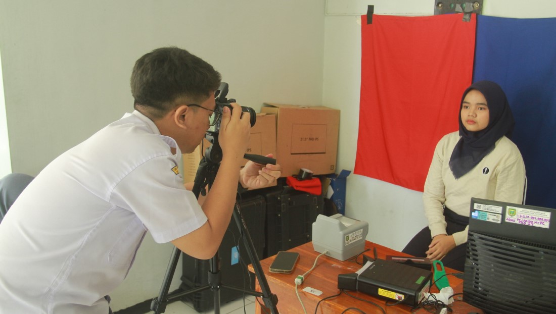 FOTO DULU: Remaja mengikuti perekaman e-KTP oleh Dispendukcapil Kota Madiun. (BAGAS BIMANTARA/RADAR MADIUN)