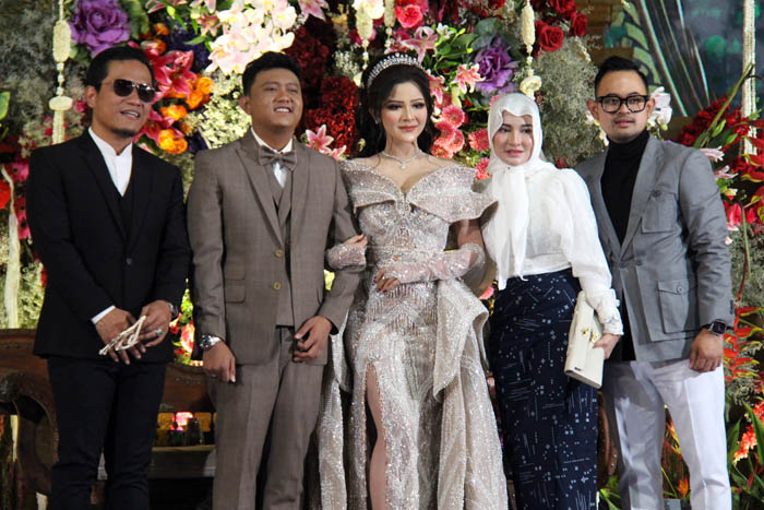 MOMEN BAHAGIA: Acara ngunduh mantu Denny Caknan dan Bella Bonita di kawasan eks Kepatihan, Ngawi, Jumat malam, cukup meriah. (ASEP SYAEFUL BACHRI/JAWA POS RADAR NGAWI)