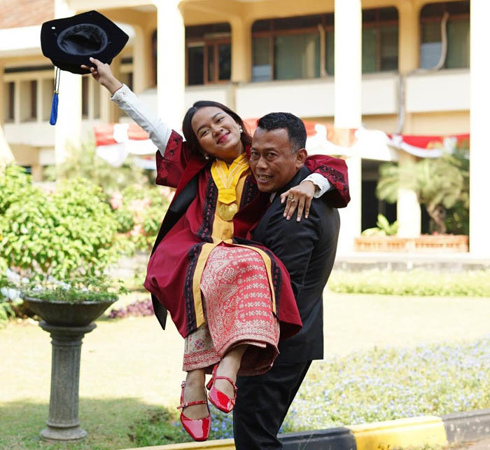HAPPY GRADUATION: Bupati Sugiri Sancoko usai menghadiri wisuda Jian Ayune Sundul Langit, putri pertamanya yang lulus dari Unpad Bandung 8 Agustus lalu. (INSTAGRAM JIAN AYUNE)&nbsp;&nbsp;&nbsp;&nbsp;&nbsp;&nbsp;