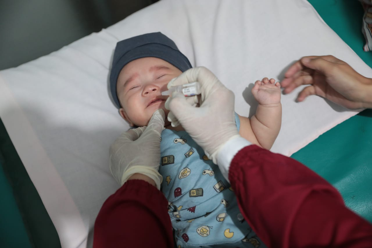 IMUNISASI: Tim Dinkes-PPKB Kota Madiun melakukan vaksinasi RV pada bayi usia dua bulan. (BAGAS BIMANTARA/RADAR MADIUN)