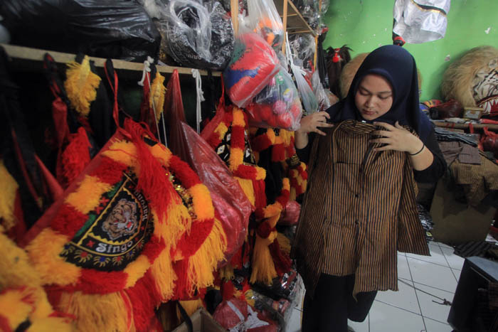 KOMPAK: Wali siswa jenjang SDN saling bertemu di toko pakaian tradisional berburu pakaian adat yang diwajibkan sekolah dikenakan memperingati HUT ke-78 RI. (AJI PUTRA/JAWA POS RADAR PONOROGO)