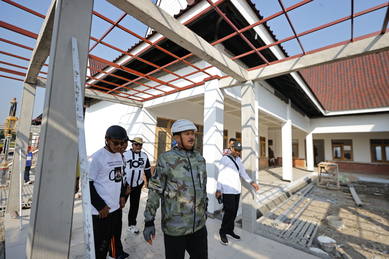 PEMONDOKAN: Wali Kota Maidi meninjau pembangunan di kawasan Pondok Lansia Jumat (18/8) lalu.&nbsp;(WS HENDRO DISKOMINFO)