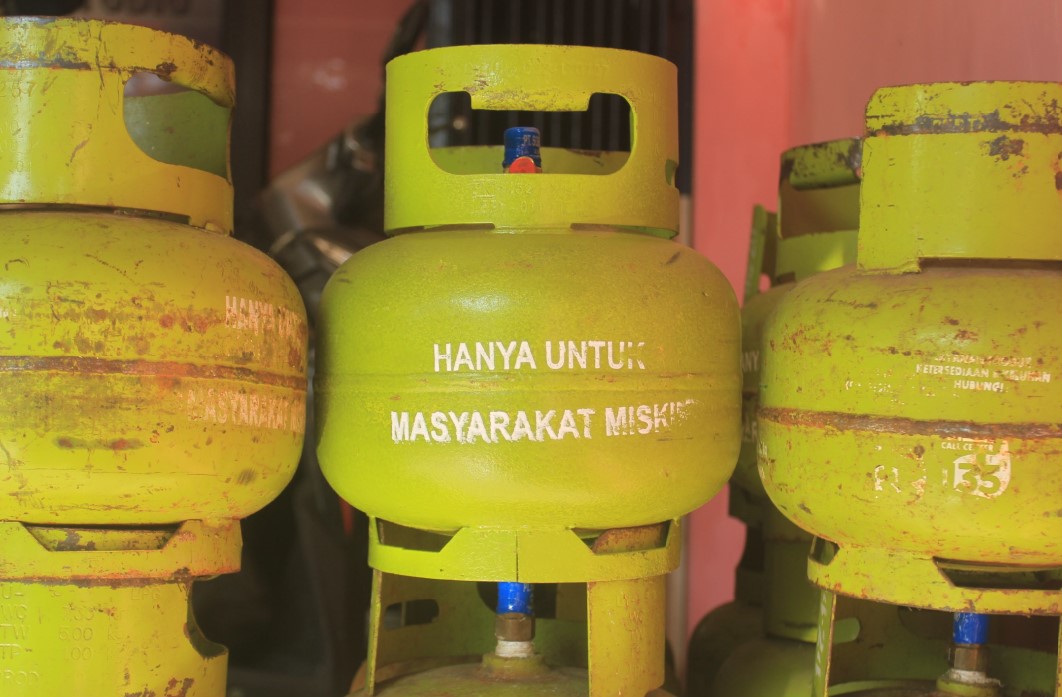 GAS: Peredaran elpiji 3 kg di Kota Madiun terpantau normal. Kendati demikian, ASN di lingkungan pemkot diimbau tidak menggunakan elpiji bersubsidi tersebut.&nbsp;(BAGAS BIMANTARA/RADAR MADIUN)