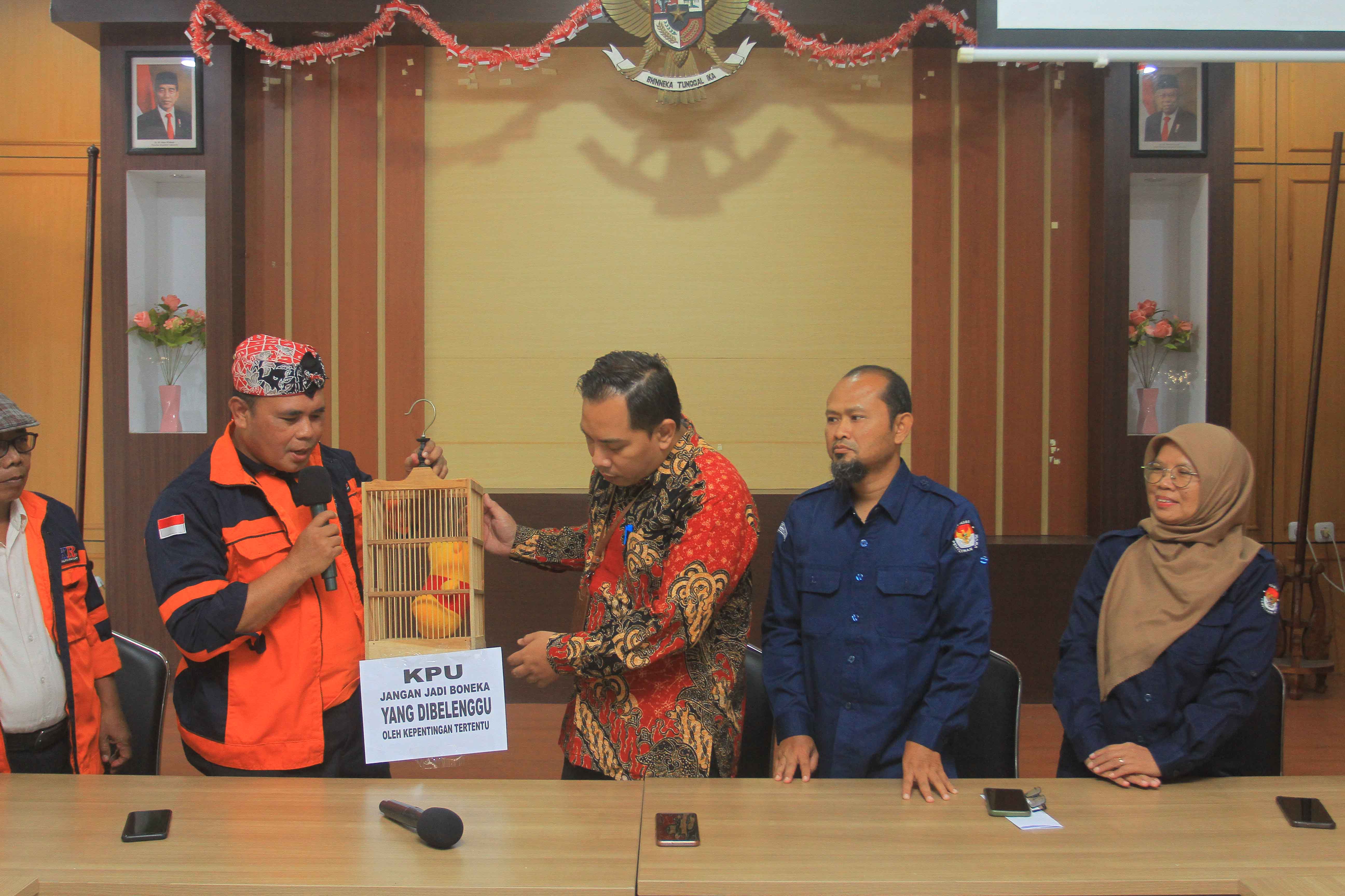 TUNTUTAN SIKAP: Kelompok masyarakat yang tergabung dalam Wahana Kedaulatan Rakyat (WKR) melakukan audiensi dengan KPU dan Bawaslu Kota Madiun kemarin (22/8). (BAGAS BIMANTARA/RADAR MADIUN)