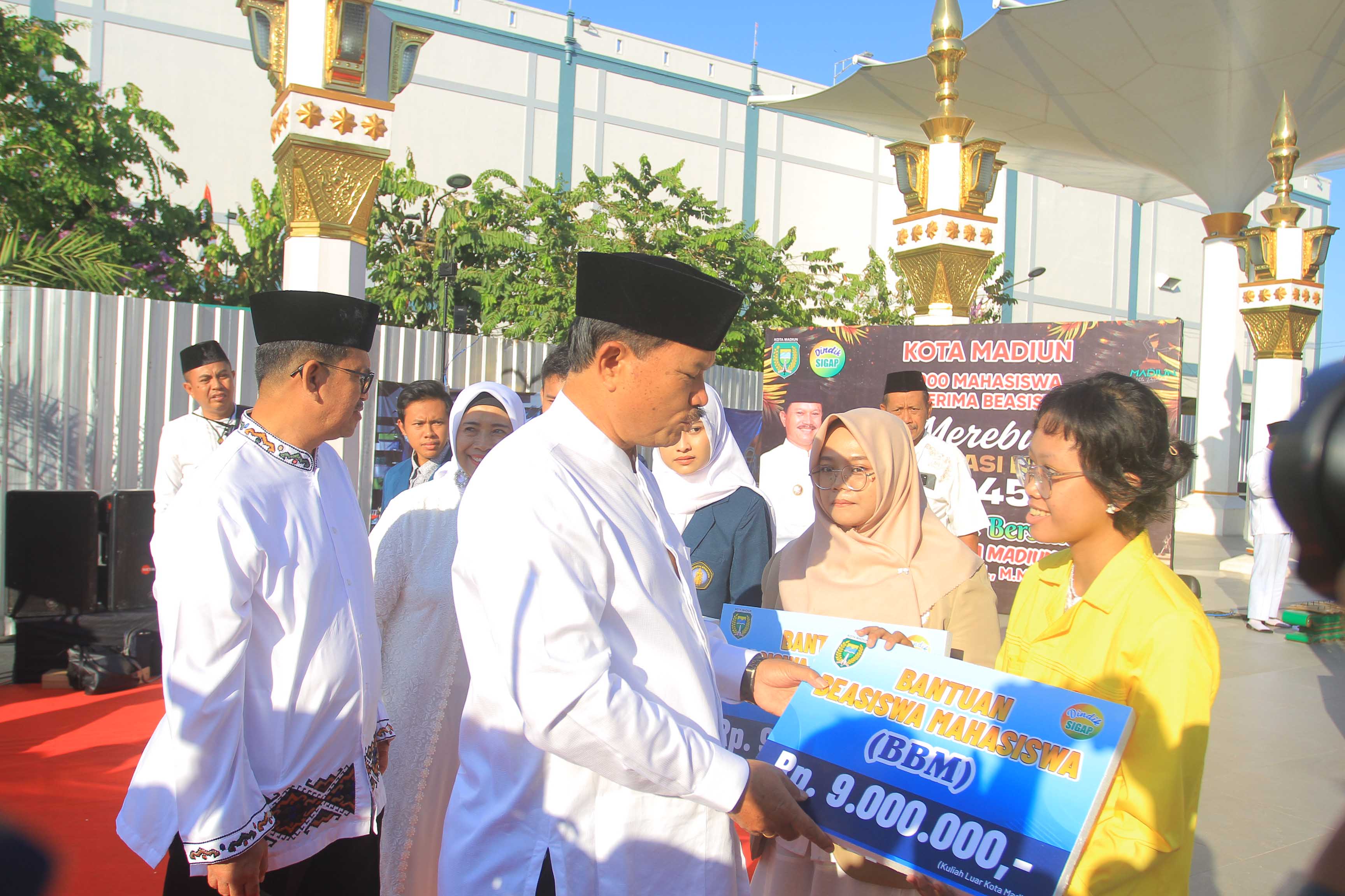 BERPRESTASI: Para mahasiswa yang berkuliah di dalam maupun di luar Kota Madiun sebagian dibiayai pemkot melalui program bantuan beasiswa. (BAGAS BIMANTARA/RADAR MADIUN)