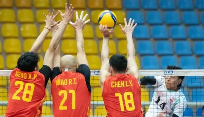 SMASH: Farhan Halim (kanan) saat menghadapi timnas voli Tiongkok di AVC Championship. (Antara)
