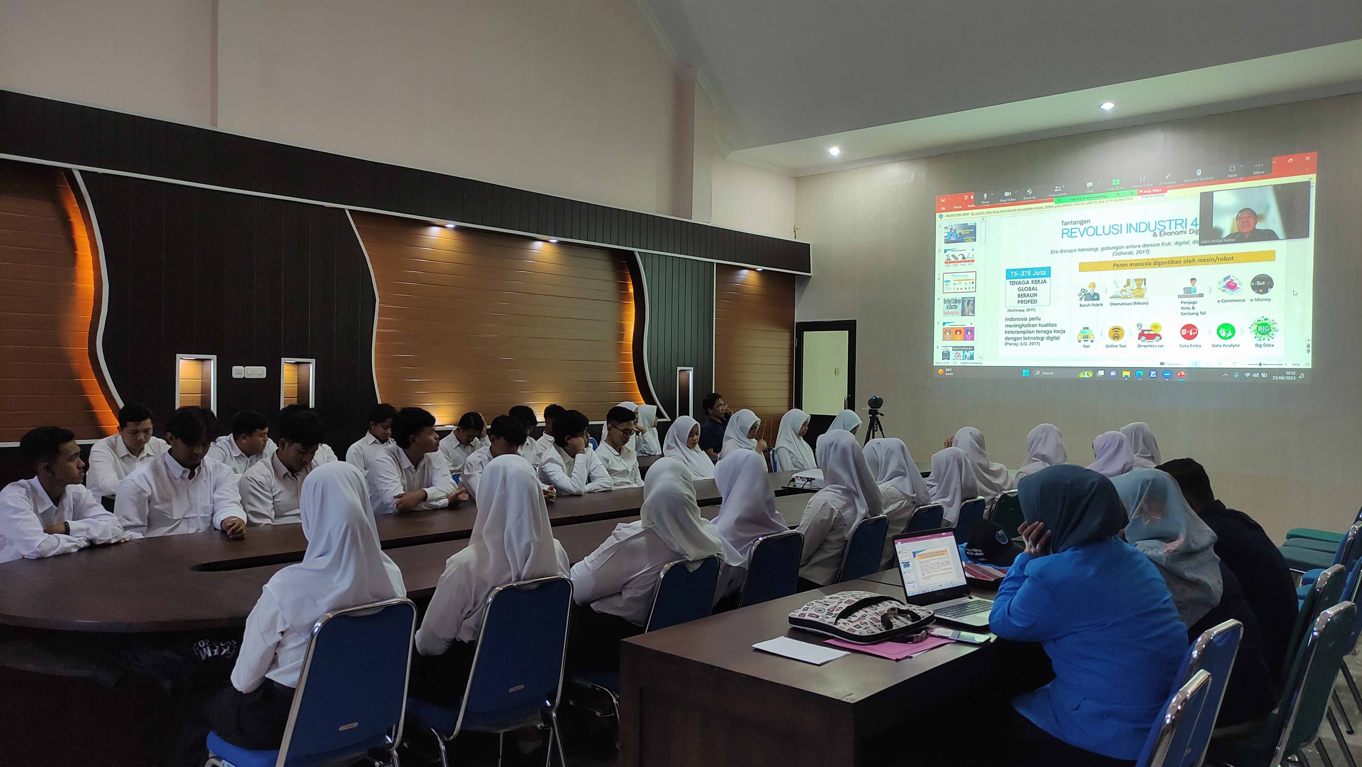 PERKENALAN: Puluhan&nbsp;mahasiswa&nbsp;baru Polije Kampus 5 Ngawi mengikuti pengenalan kampus di Aula Bappeda Ngawi,&nbsp;kemarin (23/8).&nbsp;(SATRIO JATI WASKITO/JAWA POS RADAR NGAWI)