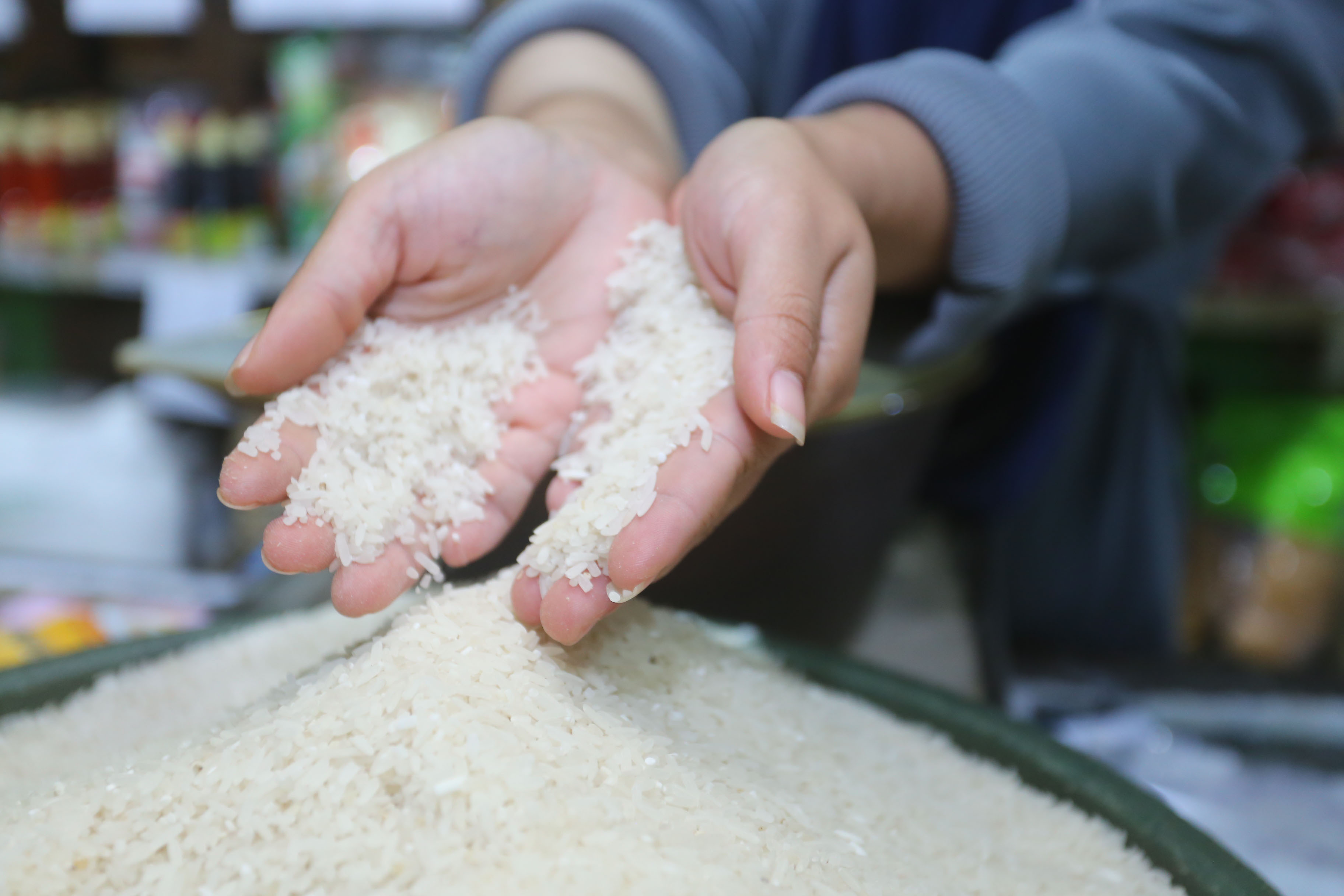 BAHAN POKOK: Harga beras di seluruh pasar tradisional di Kota Madiun mengalami kenaikan diikuti dengan komoditas cabai rawit.&nbsp;(BAGAS BIMANTARA/RADAR MADIUN)