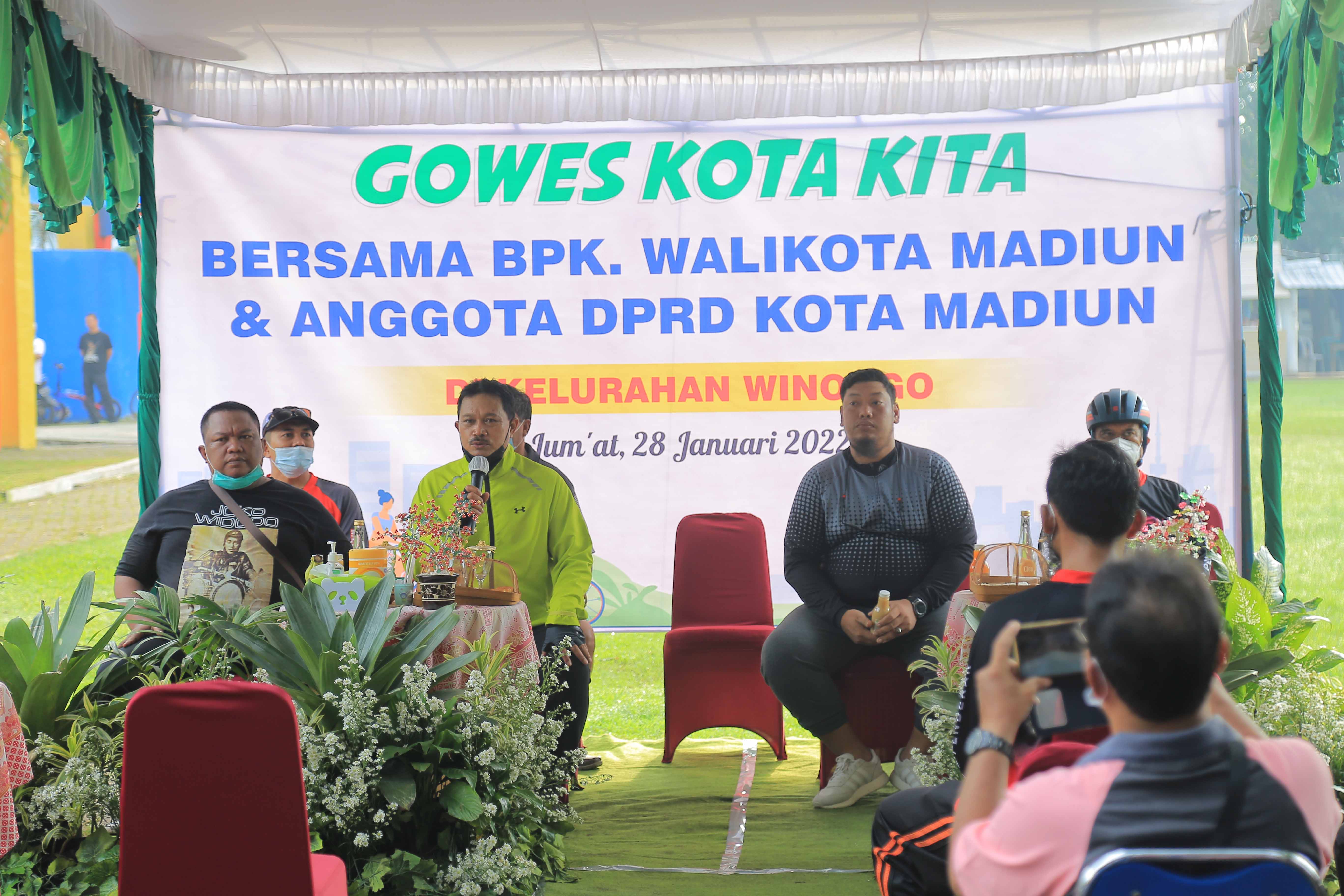 BUKTI SINERGI: Wali Kota Madiun Maidi dan Ketua DPRD Kota Madiun Andi Raya BMS mengikuti Gowes Kota Kita. (BAGAS BIMANTARA/RADAR MADIUN)