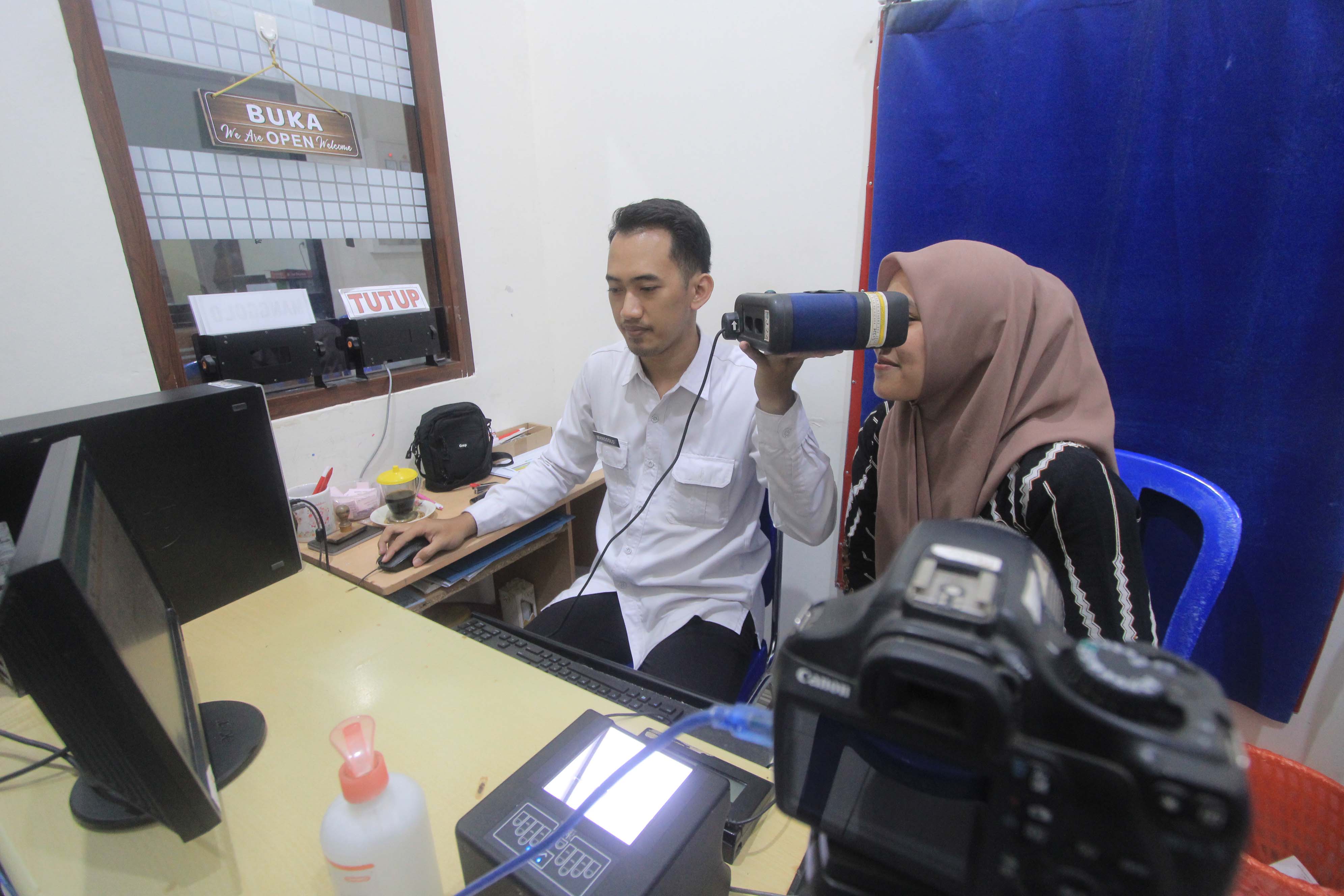 KEJAR TARGET : Dispendukcapil ditarget merampungkan perekaman E-KTP belasan ribu warga. (AJI PUTRA/JAWA POS RADAR PONOROGO)