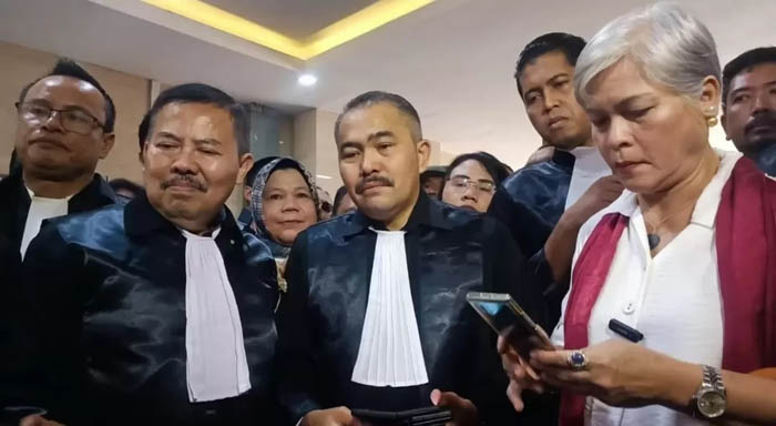 Pengacara Kamaruddin Simanjuntak (tengah). (Istimewa)