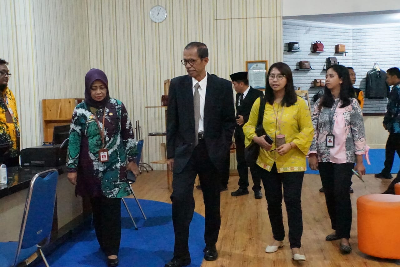 TURUN GUNUNG: Bupati Suprawoto didampingi serta Kepala DPMPTSP Sunarti Condrowati menerima kedatangan tim evaluasi Kemenpan-RB di MPP Magetan kemarin. (ERIC WIBOWO/RADAR MAGETAN)