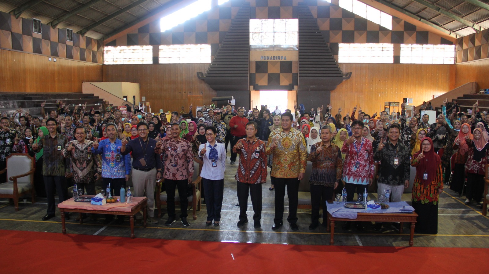 KOLABORASI:Bupati Pacitan Indrata Nur Bayuaji berfoto bersama para peserta penerima SK pensiun usai pembukaan Bazar UMKM Rakyat Merdeka.&nbsp;(SUCI OKTA/RADAR PACITAN)