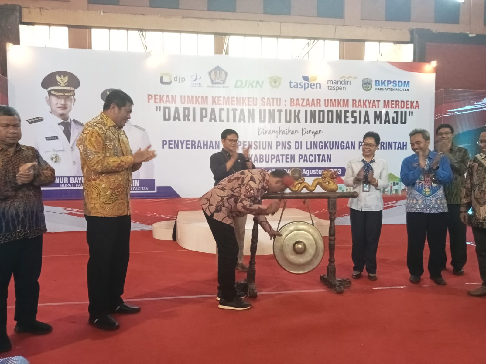 DIMULAI: Bupati Pacitan Indrata Nur Bayuaji memukul gong tanda dimulainya acara.&nbsp;(SUCI OKTA/RADAR PACITAN)