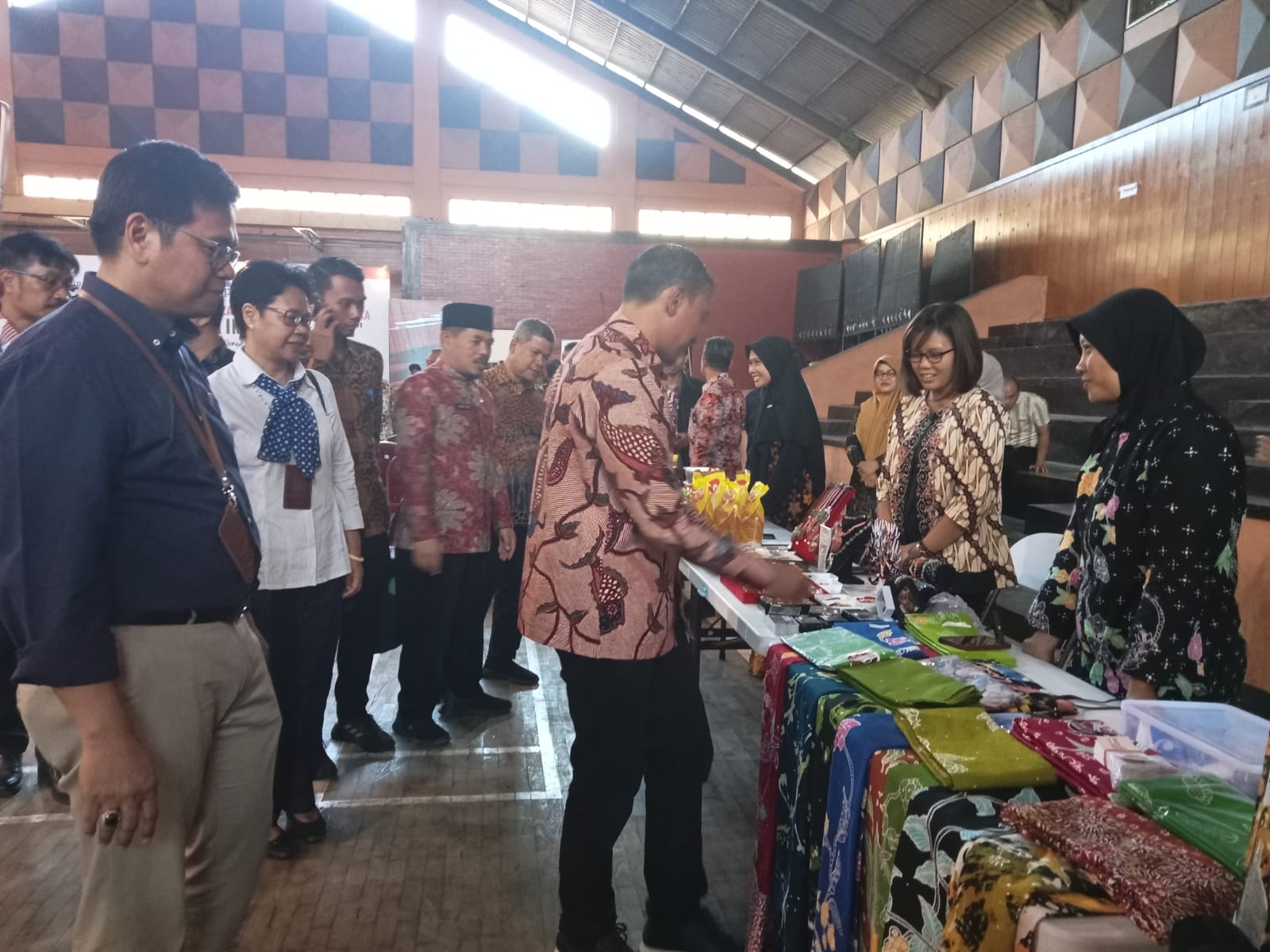 PRODUK KREATIF: Bupati Pacitan Indrata Nur Bayuaji didampingi Kepala KPP Pratama Ponorogo Indra Priyadi saat mengunjungi salah satu stand UMKM. (SUCI OKTA/RADAR PACITAN)