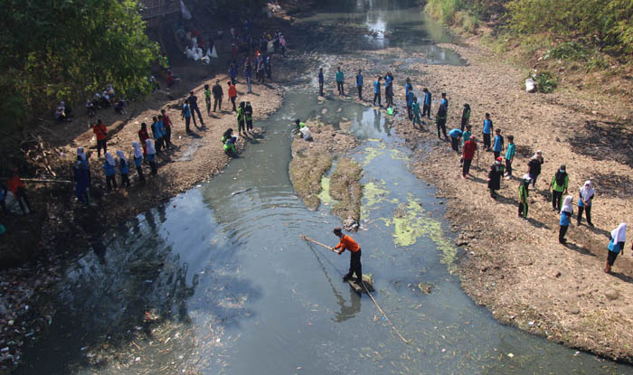 RESIK KALI: Bupati Ngawi Ony Anwar Harsono menggerakkan ratusan warga dari berbagai kalangan membersihkan Sungai Walikukun kemarin. (ASEP SYAEFUL BACHRI/JAWA POS RADAR NGAWI)