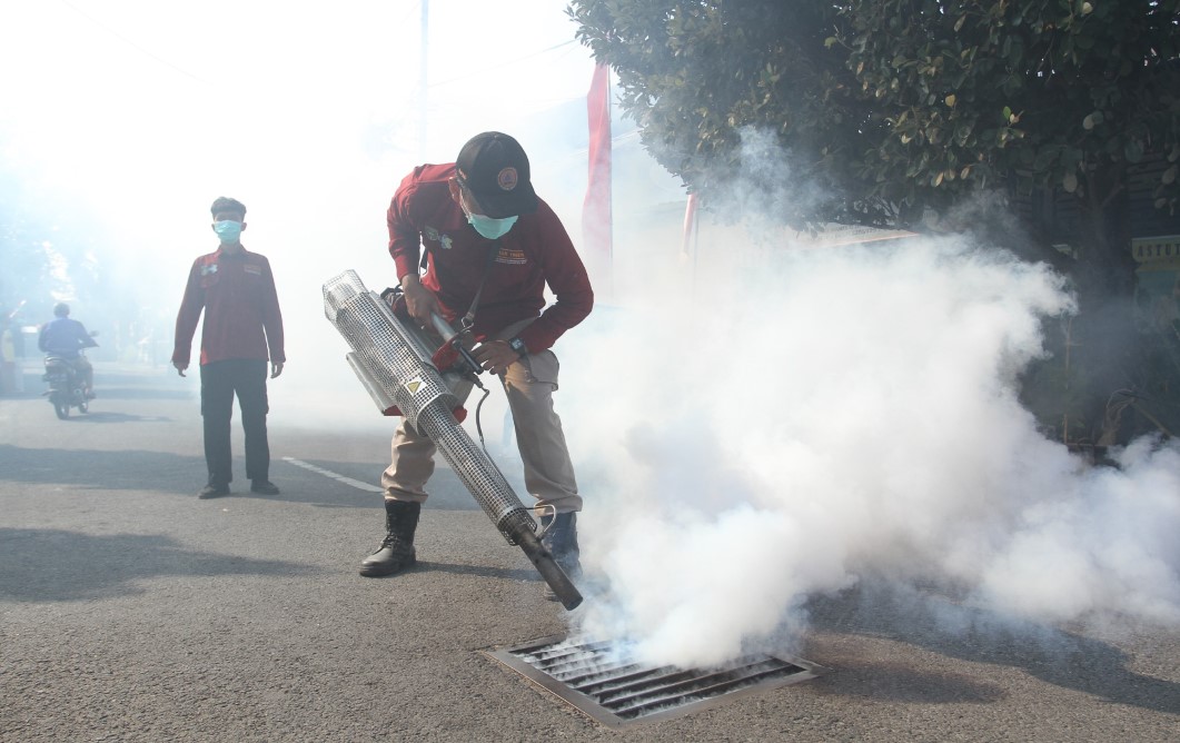 DIASAPI: Tim Dinkes-PPKB dan BPBD Kota Madiun melakukan fogging di Jalan Bawono Manis, Kelurahan Manisrejo, Taman kemarin (24/8).&nbsp;(BAGAS BIMANTARA/RADAR MADIUN)