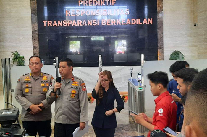 Kepala Biro Penerangan Masyarakat (Karopenmas) DivHumas Polri Brigjen Pol. Ahmad Ramadhan memberikan keterangan kepada wartawan di Bareskrim Polri, Jakarta, Kamis (24/8). (Laily Rahmawaty/ANTARA)