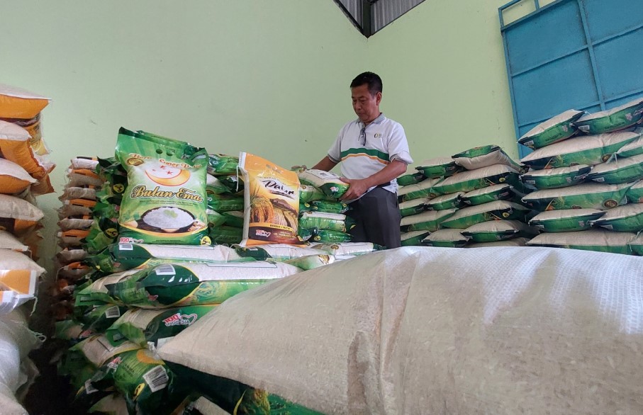 KLAIM AMAN: DKPP Kabupaten Madiun tinjau persediaan beras di salah satu penggilingan padi di Desa Palur, Kebonsari, kemarin (25/8).&nbsp;(DIAN RAHAYU/RADAR CARUBAN)