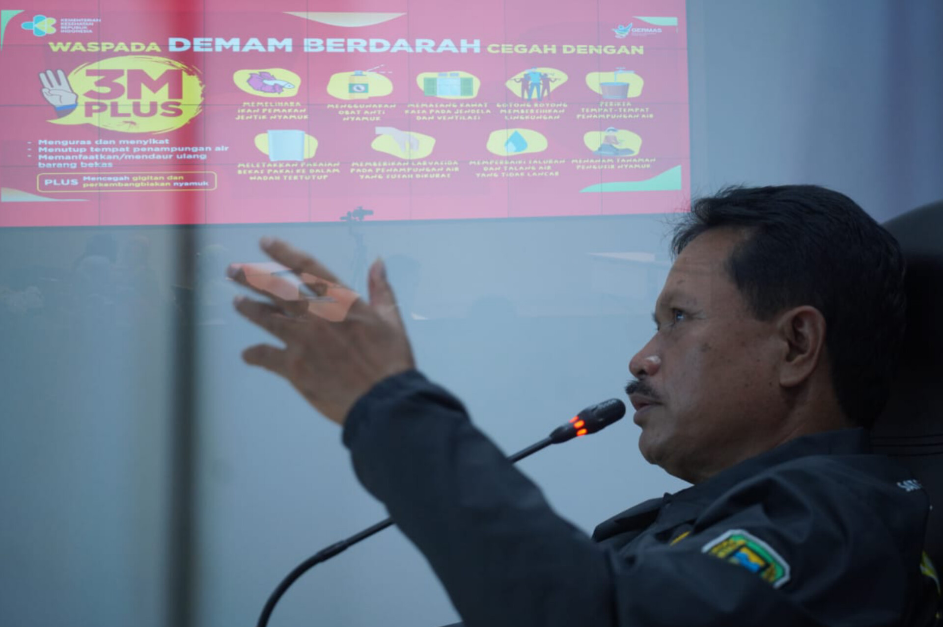 WASPADA: Wali Kota Maidi ketika memberikan penjelasan tentang penanganan DBD. (DISKOMINFO KOTA MADIUN)