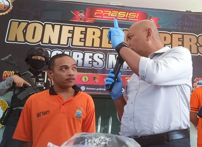 BERURUSAN HUKUM: Kasatreskrim Polres Magetan AKP Rudy Hidajanto menanyai salah seorang pelaku pengeroyokan. (APRILITA SARI/JAWA POS RADAR MAGETAN)