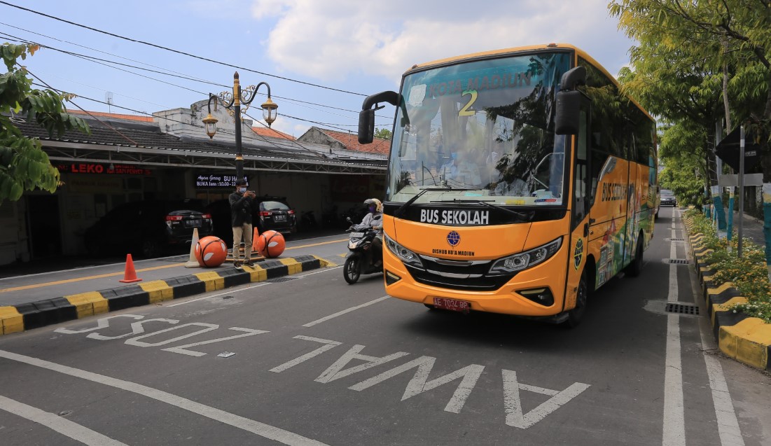 TRANSPORTASI PUBLIK: Dishub Kota Madiun mulai mengoperasikan ASG sebagai layanan antar jemput siswa ke sekolah. (BAGAS BIMANTARA/RADAR MADIUN)